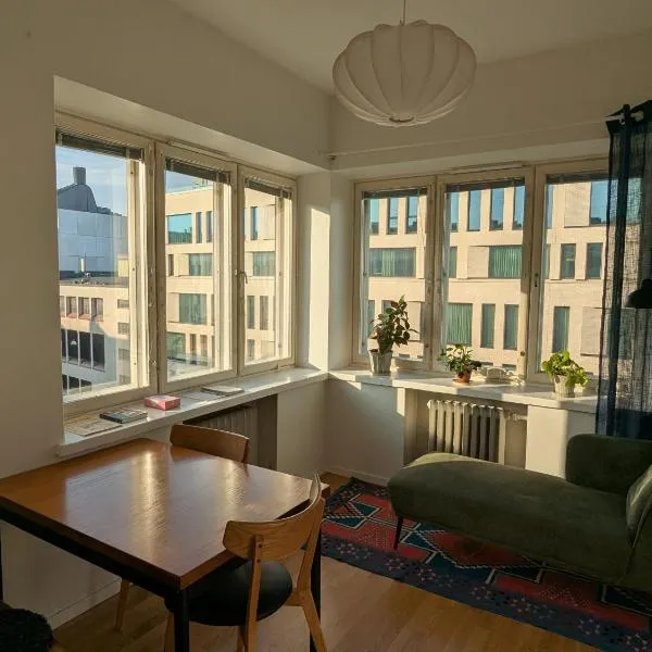 Artistic 2-Bedroom full of light, Hotel in Helsinki