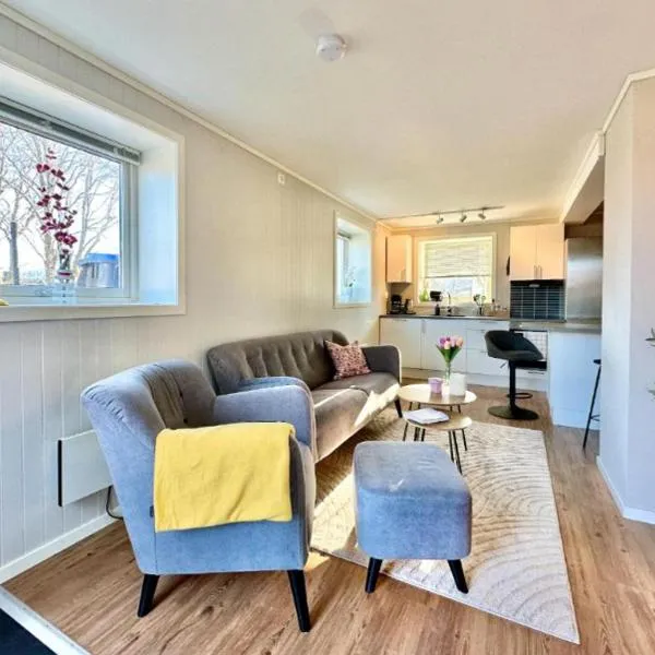 3 Beds - Near Airport - Free Parking - Central Leknes, hotelli Leknesissä