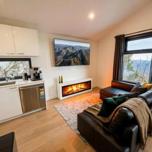 Mount Buller Alpine Chalet Mountain Views Sleeps 12, hótel í Mount Buller