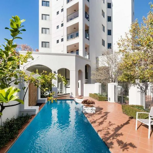 Beautiful apartment in West Perth, хотел в Пърт