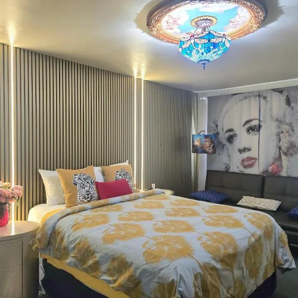 HARRY'S MANCAVE - A Vintage Motel on the Historic 395 route - The New Star Motel Experience, hotel din Moreno Valley