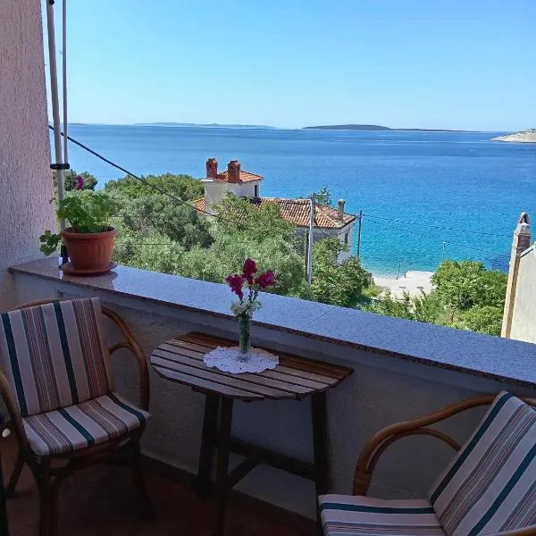 Apartments Julia - Accommodation near the beach, hotel i Martinšćica