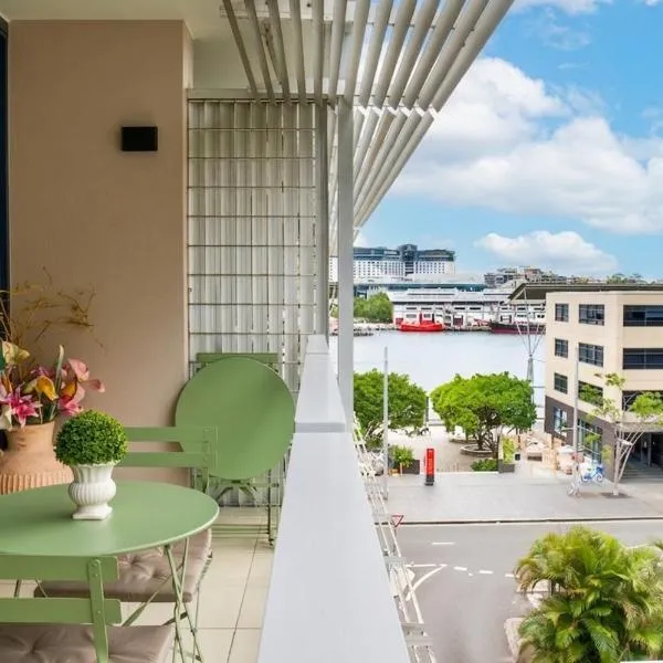 Modern Barangaroo Apartment with Waterfront Balcony Views & Private Parking, hotel in Sydney
