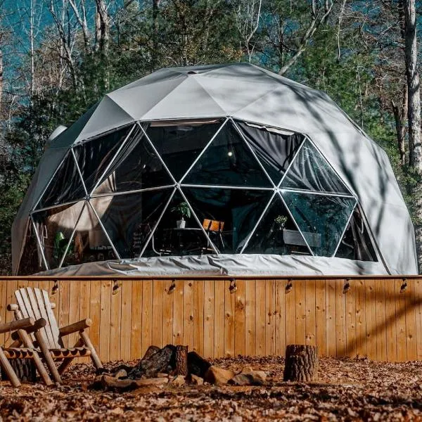Unplug and Unwind in a Modern Dome with Firelight Evenings and Starry Skies in Traphill, North Carolina, hotell sihtkohas Traphill