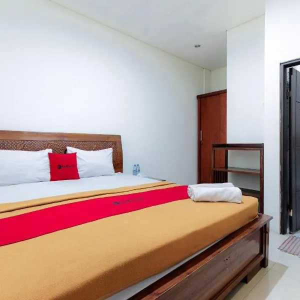 RedDoorz Plus near Green Pramuka Square Mall, Hotel in Jakarta