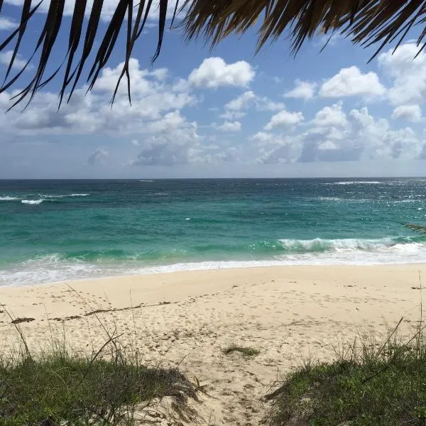 Condo w/Views, Beach, Htd Pool, Pickleball, Golf Cart, Gym,Walk to Restaurant: Governorʼs Harbour’da bir otel