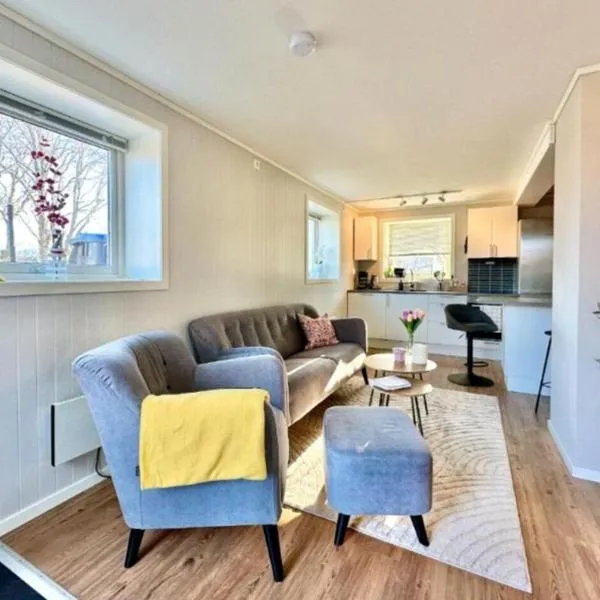 3 Beds - Near Airport - Free Parking - Central Leknes, hotelli Leknesissä