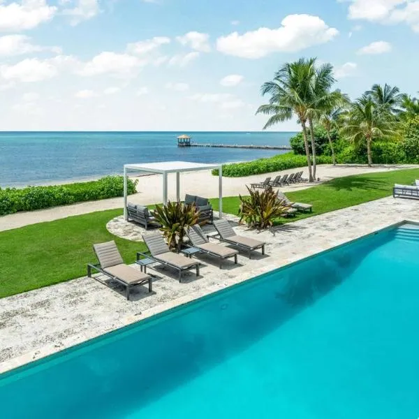Luxury villa with a private beach! Pool overlooking the ocean! โรงแรมในWest Bay