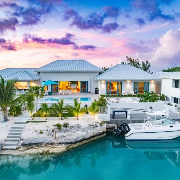 Wakesurf Villa Waterfront Retreat with Dock Kayaks and Pool, hotel Leeward városában