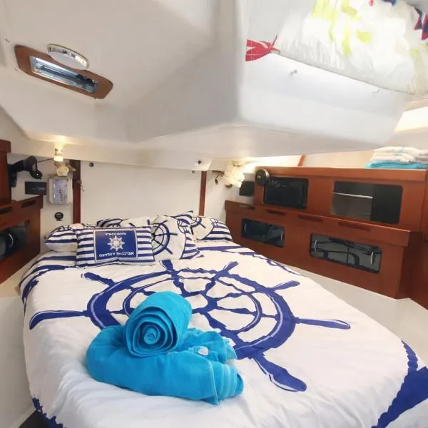 Nanoshka Yacht, Hotel in Tel Aviv