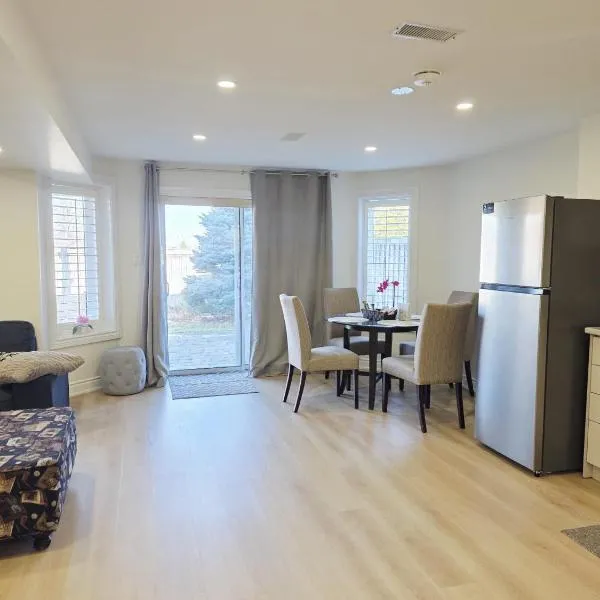 2 Bed, 1 Bath- Main floor, 2 Parking- Licensed, готель у місті Оквілл