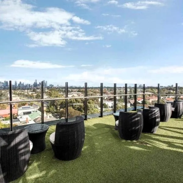 Stylish Condo Apartment with Stunning Rooftop Views & Pool, Gym and Hot Tubs by Peppy Beach Retreats, Hotel in Melbourne