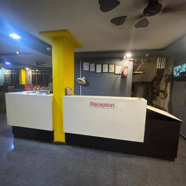 Hotel O Red Rose، فندق في راجكوت