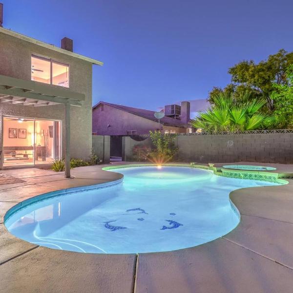 静 Tokyo Escape - Chinatown Heated Pool Retreat near the Strip with Hot Tub, Pool Table, Dog Friendly, Las Vegas