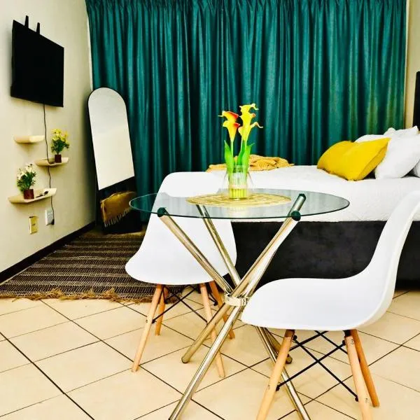 Cozy Comfortable Apartment with pool, Hotel in Pretoria