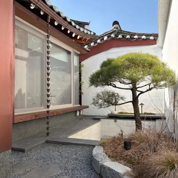 Korea Premium Hanok with Private Jacuzzi in Bukchon Village near Gyeongbokgung, Gwanghwamun, Jongno, Seoul, hotel din Seul