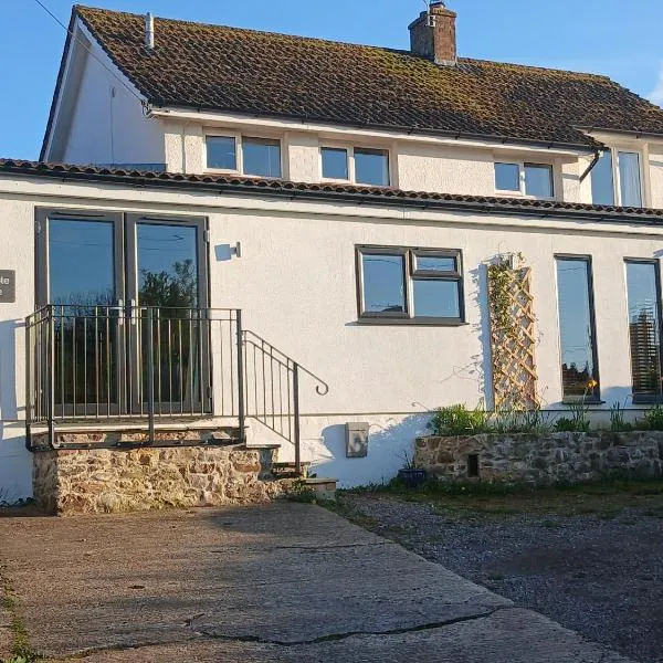 Spacious and sunny accommodation with Underfloor heating throughout, hotel sa Culmstock