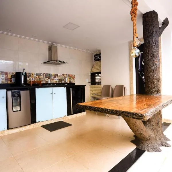 Casa com Área Gourmet e Lazer em Condomínio a 300m da Praia do Flamengo، فندق في سلفادور