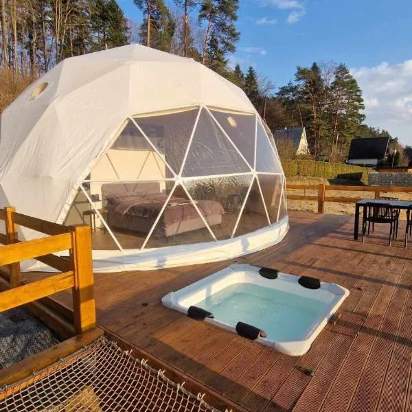 Glamping Pod Hradom súkromné jacuzzi a sauna โรงแรมในบาร์เจโอ