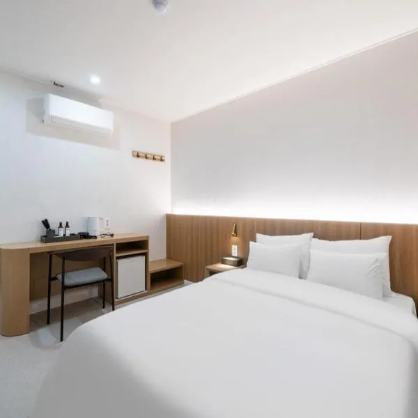 Chungju H Avenue Chungju Station Branch, hotel i Chungju