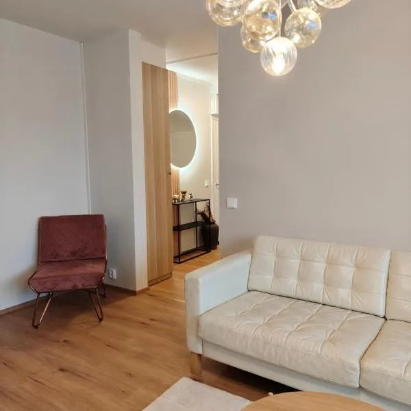 Modern and beautiful two-bedroom apartment, WiFi and parking,許溫凱的飯店