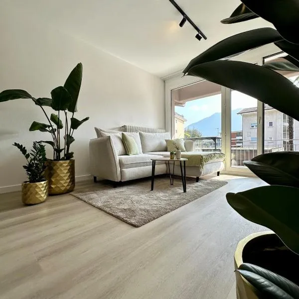 Garden apartment, 5 minutes to Lake Maggiore, near Locarno, Private parking lot, hotel em Minusio