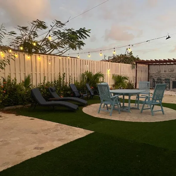 Villa Fina Aruba- Private Garden Villa near Eagle Beach, מלון בפאלם-איגל ביץ'