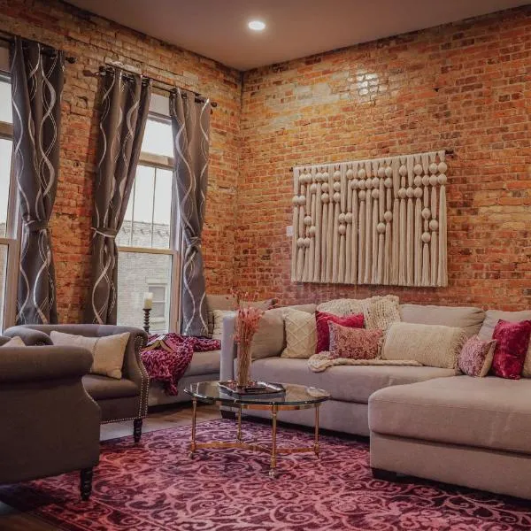 Private Boutique Getaway - Fireplace & Soaking Tub - Downtown Loft - by Cross-Key Vacation Rentals, hotel v destinaci Millersburg