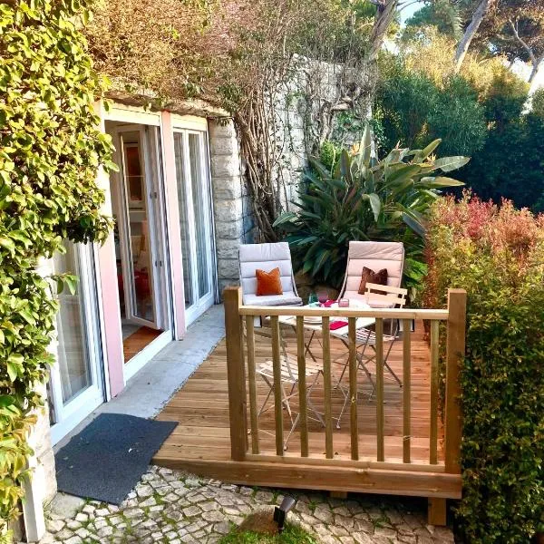 Quiet Studio with garden 8 Min from Beach, ξενοδοχείο στο Εστορίλ