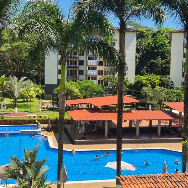 Family getaway, pool, beach and surf, hotel em Jacó