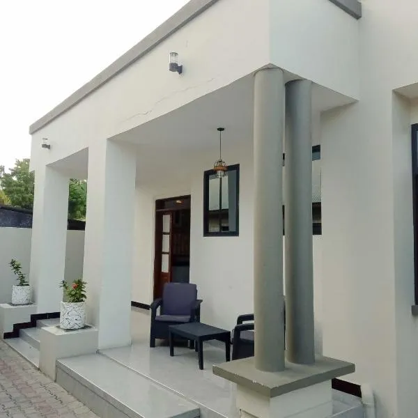 Strandnahes Haus mit Klimaanlagen und Waschmaschine, hotel a Dar es Salaam