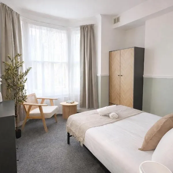 Warm 2 Beds flat for 6 in Holland Park area, מלון בלונדון