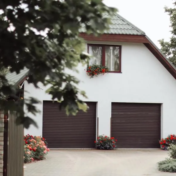 Holiday house with landscape garden, hotel a Pļavniekkalns