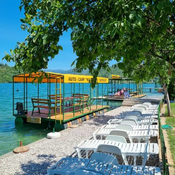 Wooden lakefront bungalow 'Miris Ljeta', hotel en Jablanica