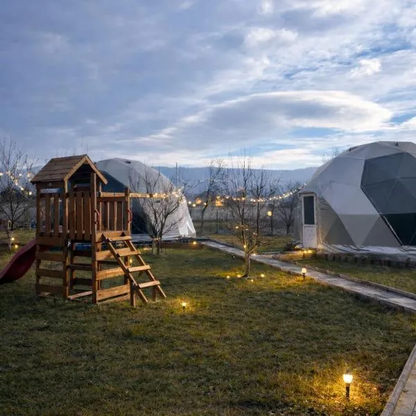 Sun Garden Glamping Domes – hotel w mieście Călimăneşti