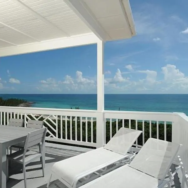 Lux Condo w/Views, Beach, Htd Pool, Pickleball, Gym,Walk to Restaurant: Governorʼs Harbour’da bir otel