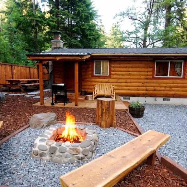 Knotty Shack- Unique Tiny Log Cabin with Hot Tub, hotel in Ashford