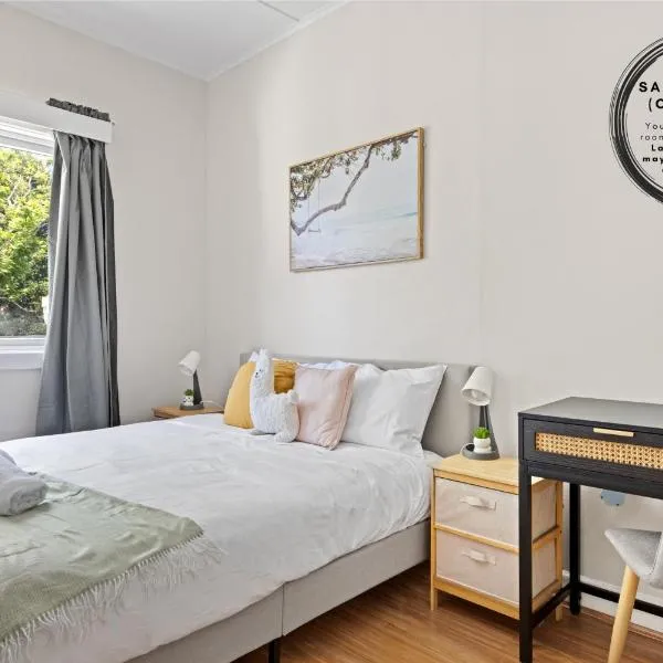 Rustic Queen Room in Glebe - Next to USYD - Shared Bathroom, hotel di Sydney