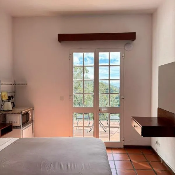 Habitación con terraza privada y vista a Funchal, hotell i Estrela