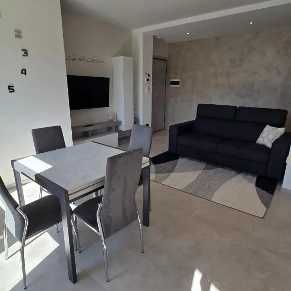 attico giulietta apartment borgo san dalmazzo, hotel Borgo San Dalmazzóban