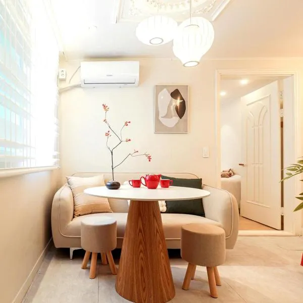 Hongdae#Hongik Univ Station 9 min Walk#Airport Railroad Access#Free Parking#Free Netflix#Free WiFi#Luggage Storage#Washer and Dryer, hotel in Seoul