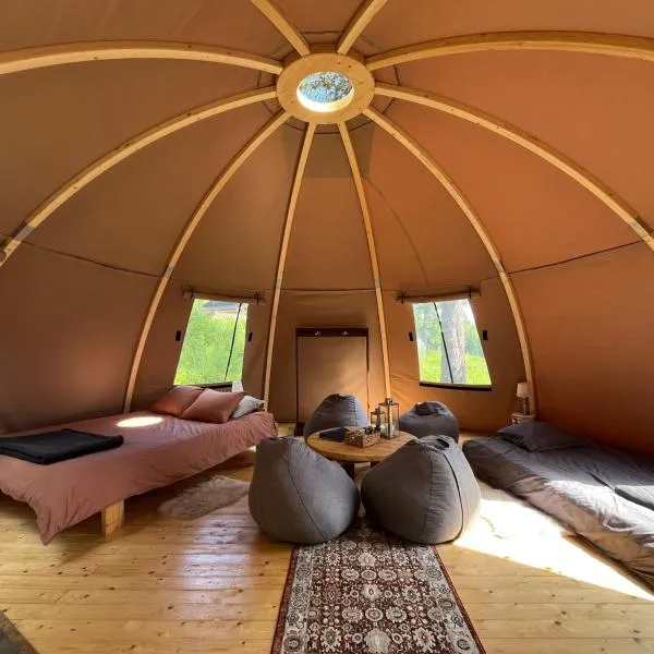 Family Glamping in a Forest, hotel v destinácii Frisbo