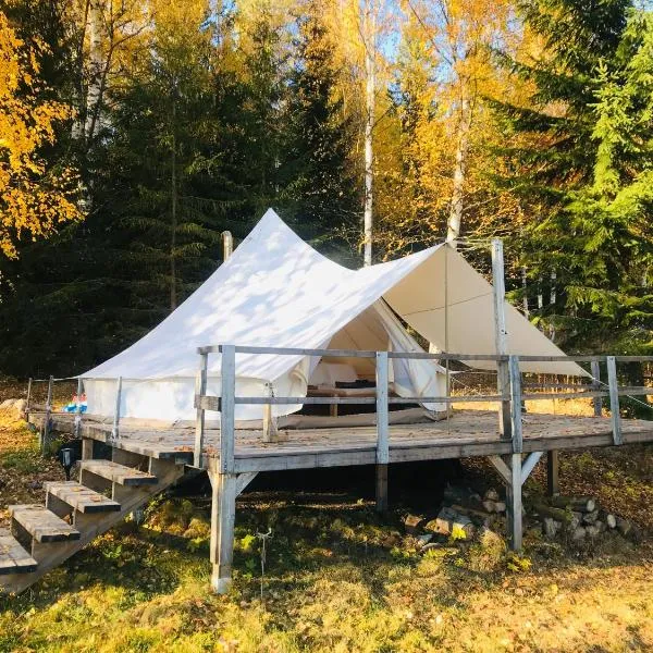 Glamping tent in a forest, lake view, hotel v mestu Bjuråker