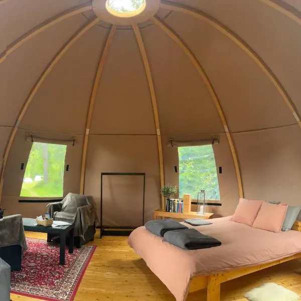 Romantic night in a dome tent lake view – hotel w mieście Bjuråker