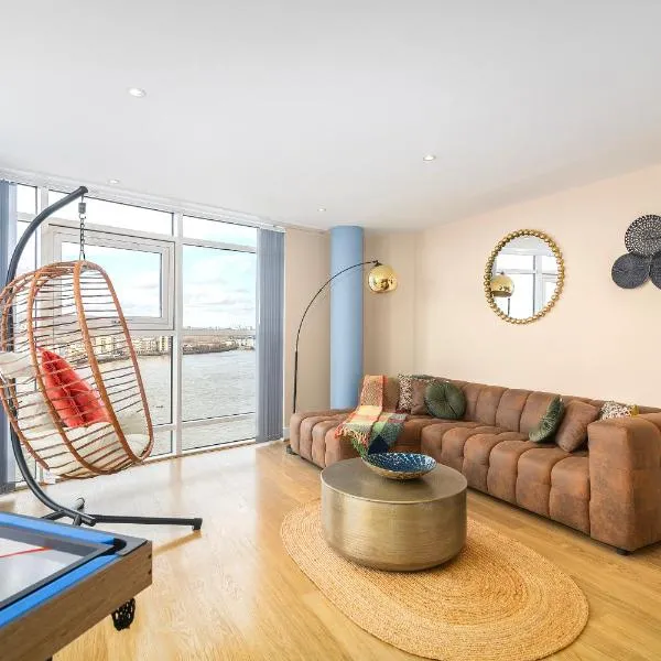 Stunning Thames View 2-Bedroom Apartment 2 Baths & 2 Balconies Sleeps 6, Hotel in London
