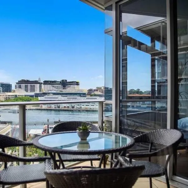 Panoramic Waterfront 2BR Apartment in Barangaroo with Pool, Gym, Sauna, Parking, hotel in Sydney