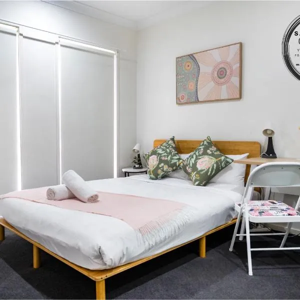 Standard Queen Room in Gregory Hills - Quaint Spot - Shared Bathroom, hotel en Gledswood Hills