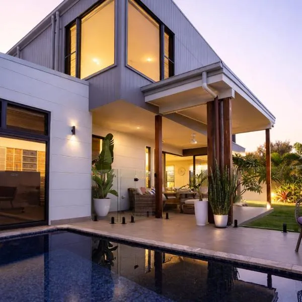 Marina-Side Living, Walk to Cafes, Parks & Water - Kids love the Pool, hotel in Pelican Waters
