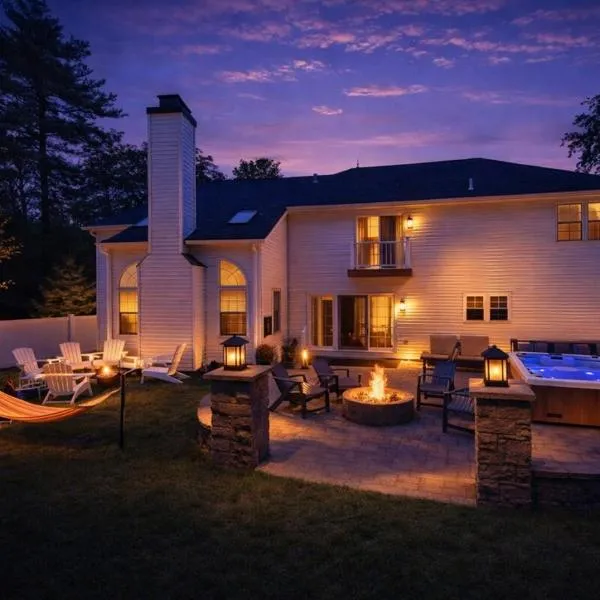 Luxury Villa with Hot Tub, Two Fire Pits, King Bed Suite, Game Room & Fenced Yard, Hotel in East Stroudsburg