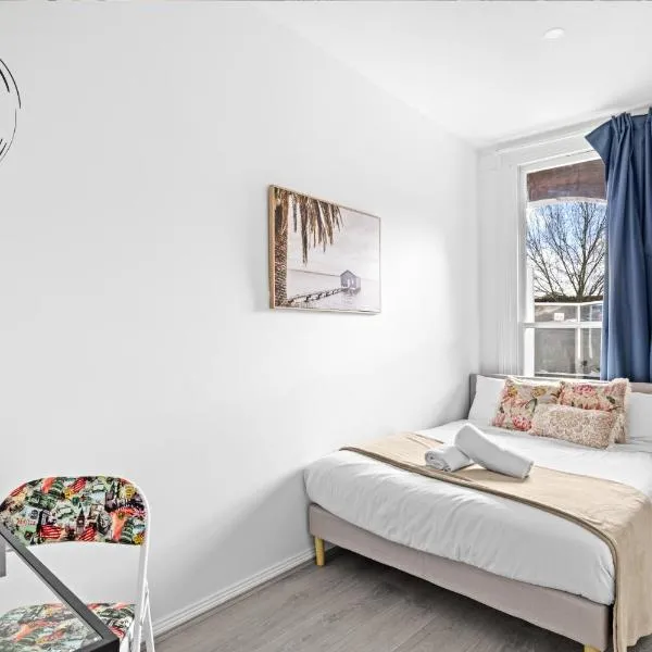 Rustic Double Room - Central Location in Kensington - Shared Bathroom, Hotel in Sydney